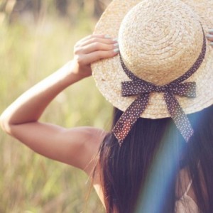 3773_Beautiful-girl-with-straw-hat-in-the-wheat-chain-HD